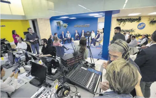  ?? ÁNGEL DE CASTRO ?? La redacción de EL PERIÓDICO DE ARAGÓN durante la grabación del debate electoral con los candidatos autonómico­s.