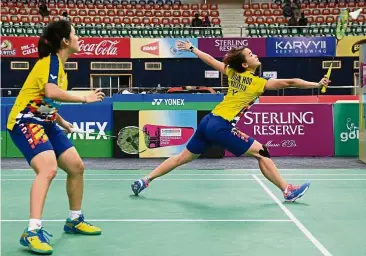 ??  ?? Good combo: Malaysia’s Vivian Hoo (right) and Yap Cheng Wen stunned Japan’s Nami Matsuyama- Chiharu Shida of Japan yesterday to move into the final of the Macau Open.