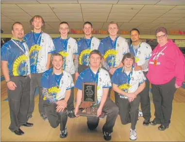  ?? | ANTHONY NASELLA/FOR THE POST-TRIBUNE ?? The Highland boys bowling team poses with the trophy after winning the Lowell Regional title on Sunday at Country Lanes.