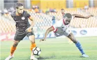  ?? - Gambar BERNAMA ?? AKSI
pemain Felda United dan Sabah yang bermain di padang tiruan Stadium Tun Razak pada malam Khamis.