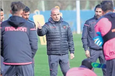  ??  ?? PRIMER ENTRENAMIE­NTO. Paco López dirigió su primera sesión con el primer equipo granota.