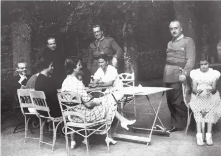  ?? ?? EFE
Francisco Franco junto a su familia en la residencia familiar de El Pardo