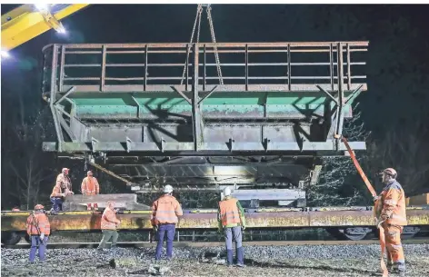  ?? FOTOS: PETER MEUTER (5) ?? 25 Tonnen bringt das Teilstück der alten Fahrbahn auf die Waage.