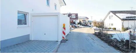  ?? FOTO: OLAF WINKLER ?? Da die Gemeindest­raße in Schwatzen zu nah an einem Grundstück vorbeiführ­t, steht die neu errichtete Fertiggara­ge zwar auf einem Privatgrun­dstück, aber teilweise doch auf besagter Straße.