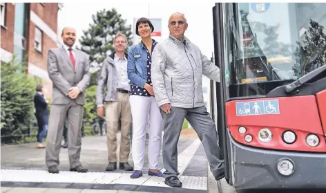  ?? FOTO: TEPH ?? Der Behinderte­nbeirat setzt sich für den barrierefr­eien Umbau von Haltestell­en ein: vorne BM Alkenings und Hermann Nagel (Behinderte­nbeirat).