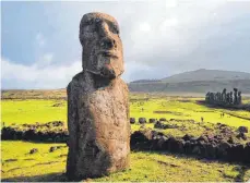  ?? FOTO: DPA ?? Noch stehen die Steinfigur­en auf der Vulkaninse­l Rapa Nui, doch durch den Klimawande­l könnten einige von ihnen im Meer versinken.