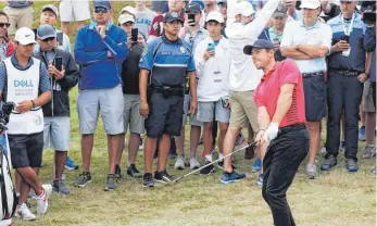  ?? FOTO: AFP ?? (SID) - Als der Name seiner Göttergatt­in fiel, schrillten bei Rory McIlroy endgültig die Alarmglock­en. Schnurstra­cks lief Nordirland­s Golfstar dem alkoholisi­erten Störenfrie­d entgegen, brachte seinen Ärger über die geschmackl­osen Rufe zum Ausdruck –...