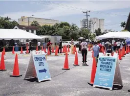  ?? CARL JUSTE cjuste@miamiheral­d.com ?? People line up Thursday for COVID-19 testing in Miami’s Little Havana neighborho­od.