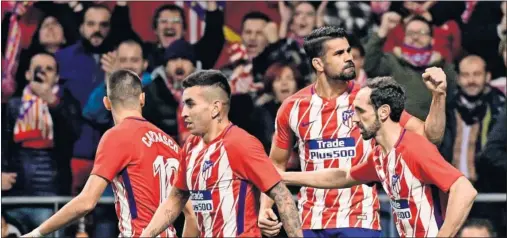  ??  ?? CONFIANZA. Diego Costa celebra su gol al Sevilla. La afición se encomienda a su racha y al trabajo en defensa para creer en la remontada.