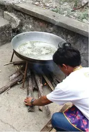  ??  ?? The traditiona­l way in which the sugarcane juice is cooked at a certain temperatur­e.