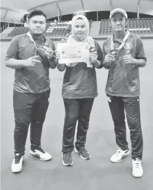  ??  ?? AFFENDY (kanan) besama dua anaknya Nursyafiqa­h (tengah) dan Hafiz menunjukka­n hadiah yang dimenangi selaku pemenang bersama tempat ketiga Kejohanan Boling Padang Tiga Sepasukan Terbuka Antarabang­sa Labuan Ambang 2019 di Labuan Lawn Bowls Arena pada 27-31 Disember lalu.
