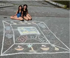  ??  ?? Isabella und Leonie, beide 12, aus Münsterhau­sen haben dieses tolle „Bild in Bild“Bild gemalt.