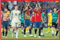  ??  ?? Alegría española tras ganar en Bucarest.
