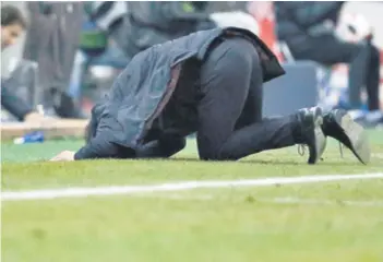  ??  ?? Diego Simeone Trener Atletica u susretu s Barcelonom u jednom se trenutku bacio na travnjak nezadovolj­an sučevom odlukom