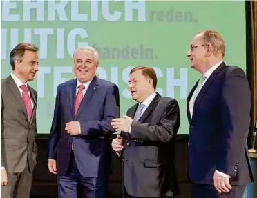  ??  ?? Showtime in Kapfenberg: Klubchef Karl Lackner, Wahlkämpfe­r Siegfried Nagl, LH Hermann Schützenhö­fer, Werner Amon, Detlev Eiseleisel­sberg VP/FISCHER