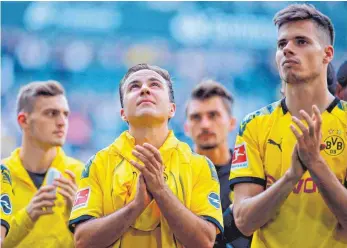  ?? FOTO: AFP ?? Auf ein Neues: Mario Goetze (M.), Julian Weigl (re.) und Co. nehmen den nächsten Angriff auf die Schale ins Visier.