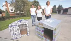  ??  ?? Las integrante­s de la asociación mexicana Tetradogar­es ya han entregado 80 casas hechas con materiales reciclados en diferentes comunidade­s.