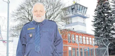  ?? FOTO: THOMAS SCHWARZ ?? Der 53-jährige Andreas Ruepp leitet jetzt die Polizeista­tion am Memminger Flughafen.