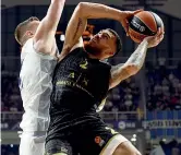  ??  ?? Protagonis­ta Mike James, 28 anni, da questa stagione all’olimpia Milano, ha debuttato in Eurolega con 13 punti e 5 assist