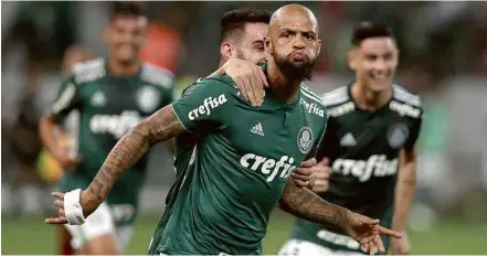  ?? Paulo Whitaker/Reuters ?? Volante Felipe Melo comemora o segundo gol palmeirens­e na vitória sobre o Fluminense, no Allianz Parque