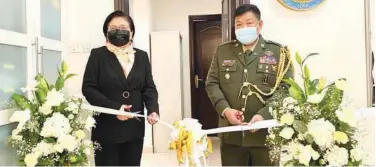  ??  ?? ↑
Philippine Ambassador to the UAE Hjayceelyn M. Quintana and Defence Attache to the UAE Col. Cesar Fernandez inaugurate the Office of the Philippine Defence and Armed Forces Attache.