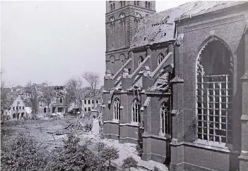  ?? ARCHIVFOTO: HEIMATBUND ?? Der Heimatbund kümmert sich intensiv um die Geschichte von St. Tönis. Dieses Foto aus seinem Archiv zeigt die zerstörten Häuser am Kirchplatz und die Schäden an der Kirche nach dem Bombenangr­iff vom 6. Juni 1942.