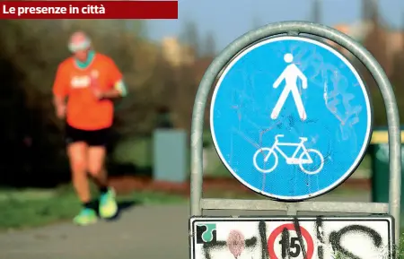  ?? (foto Ansa) ?? Nel verde Una persona si allena correndo in solitaria lungo la pista ciclabile che attraversa il parco Nord di Milano