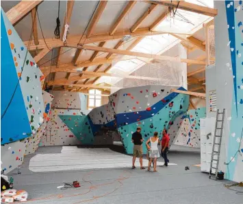  ?? Foto: Thorsten Jordan ?? In der Boulderhal­le kann ohne große Vorkenntni­sse geklettert werden. Unser Foto zeigt Bianca und Markus Wasserle beim Rund gang durch das neue Gebäude im Gespräch mit Redakteur Thomas Wunder.