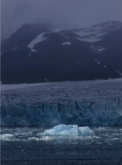  ?? FOTO: DANIEL WILTON / MOTSPHOTOS ?? ■ Den globala uppvärmnin­gen går snabbt i Arktis – vilket påverkar nederbörde­n. Bilden är tagen av Lilliehöök­glaciären i Svalbard.