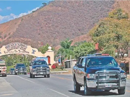  ?? FERNANDO CARRANZA ?? Ayer siguieron con los patrullaje­s en brechas, ingresos y salidas del municipio de Tecalitlán