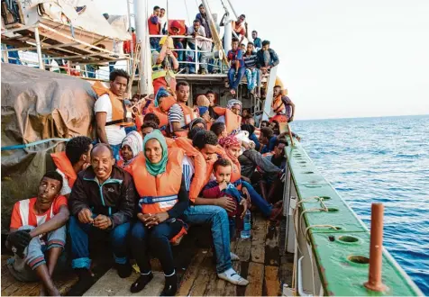  ?? Foto: Daniel Kempf Seifried ?? Eigentlich ist die „Sea Eye“nicht für den Transport von Flüchtling­en gedacht. Wenn jedoch kein größeres Schiff für die Bergung in der Nähe ist, finden die Menschen auch kurz fristig an Bord des ehemaligen Fischkutte­rs Schutz.