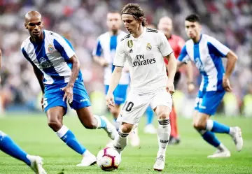  ?? — AFP photo ?? Real Madrid’s Croatian midfielder Luka Modric (right) vies with Espanyol’s Brazilian defender Naldo during the Spanish league football match between Real Madrid CF and RCD Espanyol at the Santiago Bernabeu stadium in Madrid.