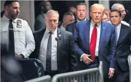  ?? ?? El expresiden­te estadounid­ense Donald Trump fue captado al salir de la Corte Penal de Manhattan, el 15 de febrero pasado, en Nueva York.
Jueza