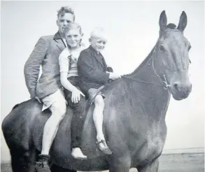  ?? Picture: David Hedges ?? > Bath-born Mary Berry, centre, on Nelson the horse, with her brothers Roger, left, and William, right