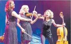  ?? FOTO: CORNELIA ADDICKS ?? Mit ihrem Cellospiel begeistert­en Maria Well (rechts) und die anderen Musikerinn­en von Salut Salon das Publikum in Tuttlingen.
