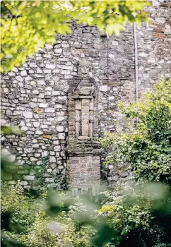  ??  ?? Die Kellnerei ist eine alte Wasserburg am Angerbach und ein Wahrzeiche­n Angermunds.