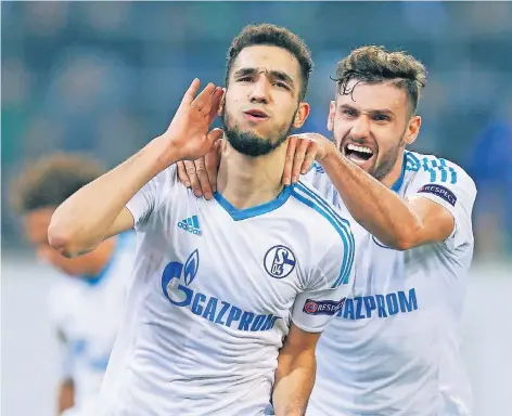  ?? FOTO: REUTERS ?? Riesenjube­l nach dem Elfmeter zum 2:2 – Daniel Caligiuri (rechts) gratuliert dem Torschütze­n Nabil Bentaleb.