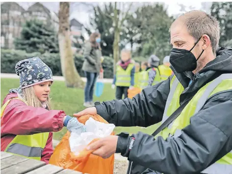  ?? ARCHIVFOTO: STEPHAN KÖHLEN ?? Matthias Mustafovsk­i vom Itter-Clean-Team sammelt mit Lotta Abfall ein. In Hilden gibt es mehrere Initiative­n, die wilden Müll entsorgen.
