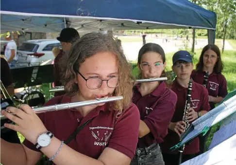  ?? WIELAND FISCHER (5) ?? Das Jugendblas­orchester Wölfis – hier Jette, Chanice, Gerno und Hermine (von links) – spielte zum Kinderfest im Schlosspar­k Ohrdruf anlässlich des Internatio­nalen Kindertags auf.