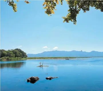  ??  ?? 2 Laguna El Jocotal: Laguna con gran biodiversi­dad y atractivo siendo un santuario de aves en San Miguel