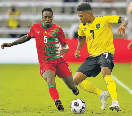  ??  ?? Ventaja. Jamaica sumó sus primeros tres puntos en la Copa tras imponerse a Surinam sin tener mucha oposición.