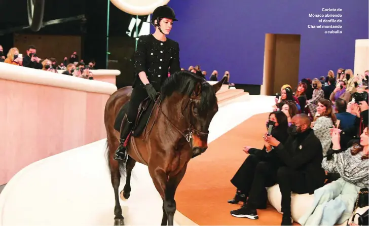  ?? GTRES ?? Carlota de Mónaco abriendo el desfile de Chanel montando a caballo