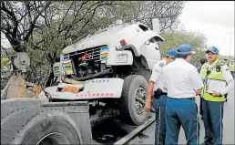  ??  ?? El conductor del cabezal que impactó el tanquero abandonó el lugar de los hechos.