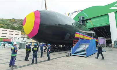  ?? EFE ?? El S-81 «Isaac Peral», engalanado en la antegrada del astillero de Navantia en Cartagena