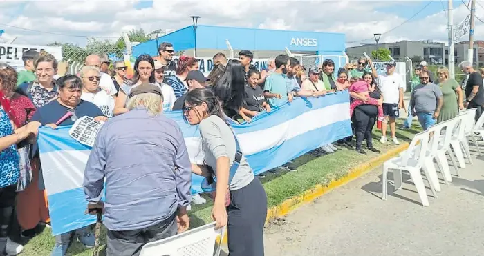  ?? FOTO: TWITTER ?? Ezpeleta. Luego del cierre de la oficina hubo protestas de vecinos y organizaci­ones gremiales. Según empleados del lugar, atendían a unas 300 personas por día.