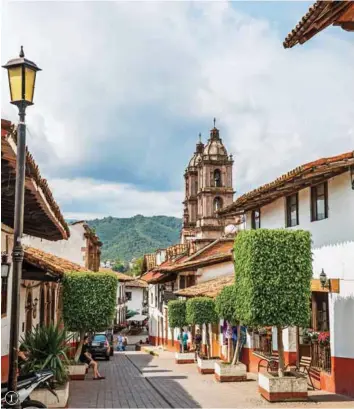  ??  ?? 1. Valle de Bravo 2. María Maky en el Mercedes AMG-GT R 3. Tiro al blanco en Rodavento