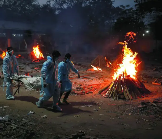  ?? REUTERS ?? Tradiciona­l ceremonia de cremación a un hombre fallecido por coronaviru­s en India