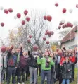  ?? FOTO: STIFTUNG LIEBENAU ?? Mit einem Luftballon­start wird in Hegenberg der Baubeginn von zwei neuen medizinisc­h-therapeuti­schen Wohnheimen der Liebenau Kliniken gefeiert.