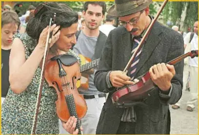  ??  ?? Violinists compare instrument­s at the Jewish Culture Festival in Krakow this week. It runs until Sunday