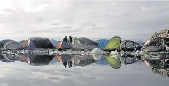  ?? AP/MARKUS SCHREIBER ?? Campamento. En Calais, Francia, las carpas de los refugiados sirios aumentan día a día.